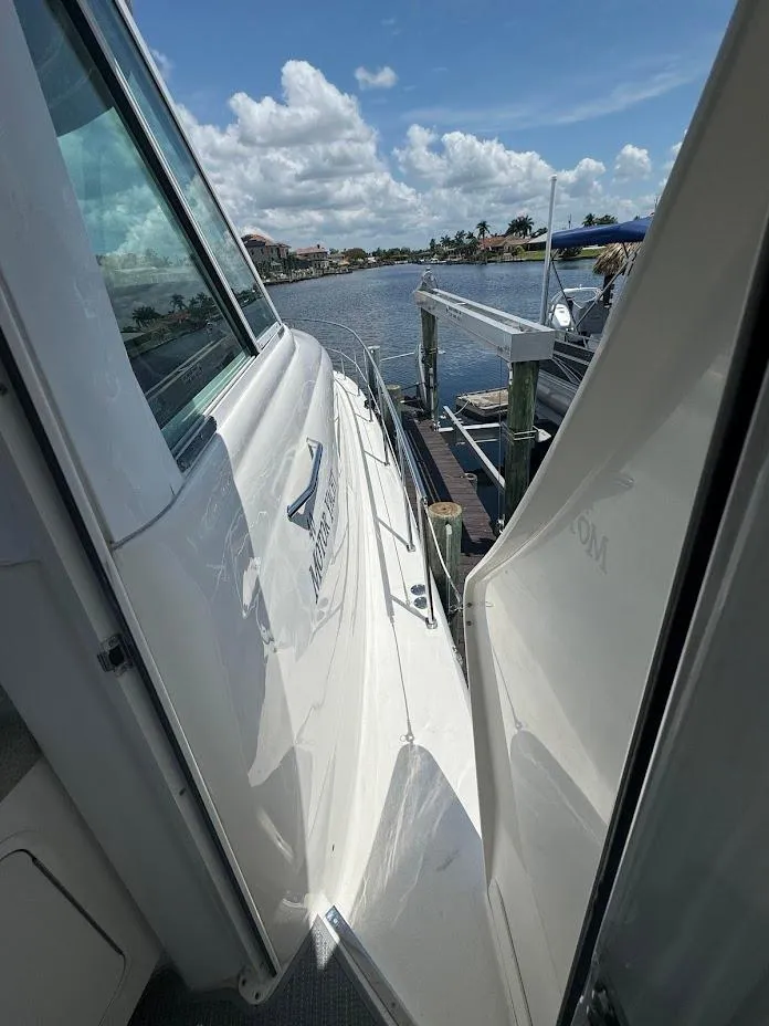 Slide: The Image of 2006 Sea Ray 40 Motor Yacht docked, sunny day, calm water, clear sky. - 23