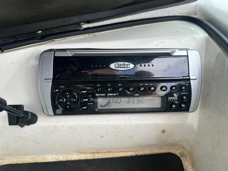 Slide: The Image of 2004 MasterCraft ProStar 209 boat with Clarion stereo system displaying "No Disc". - 11