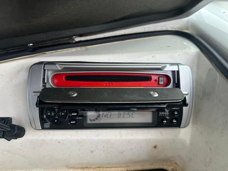 Slide: The Image of 2004 MasterCraft ProStar 209 stereo system with "No Disc" display message. - 12