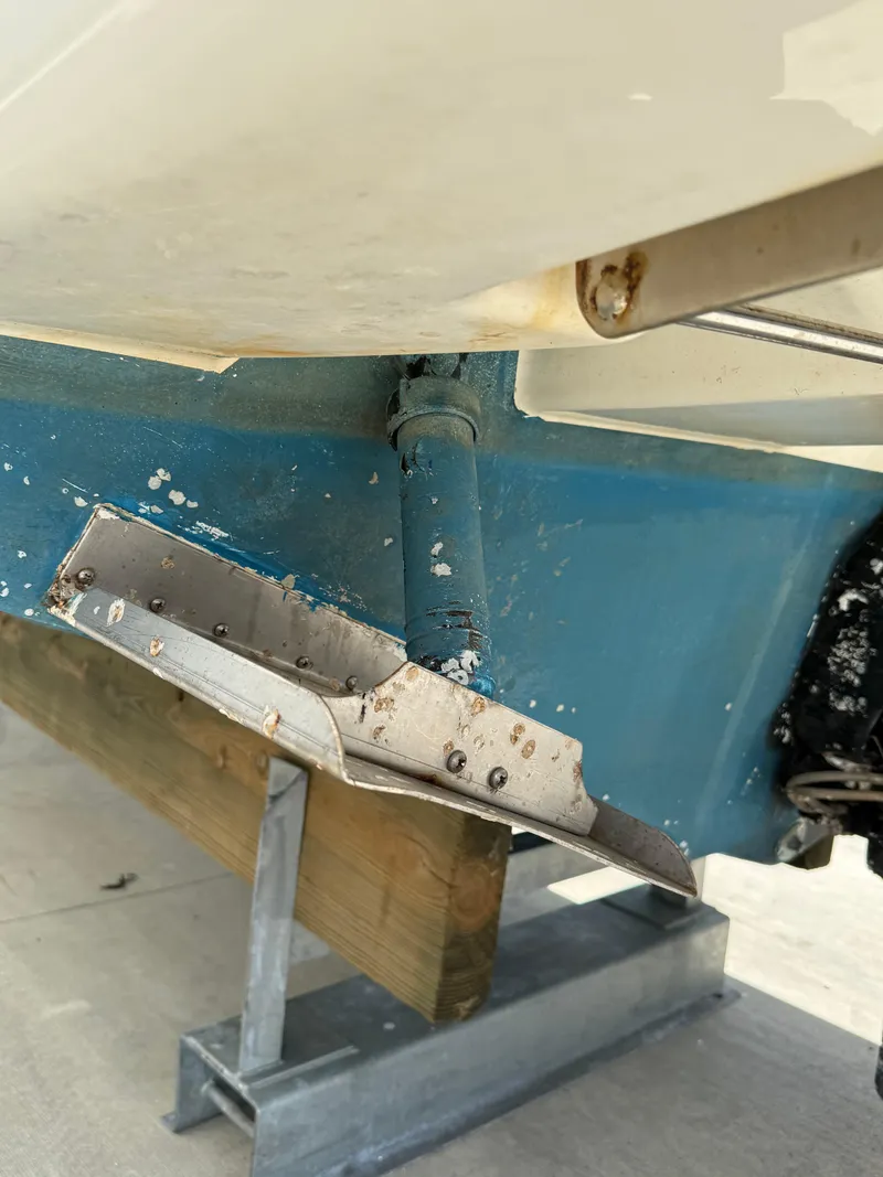 Slide: The Image of 2014 Sea Ray 270 SLX boat hull on a stand, showcasing trim tab details. - 15