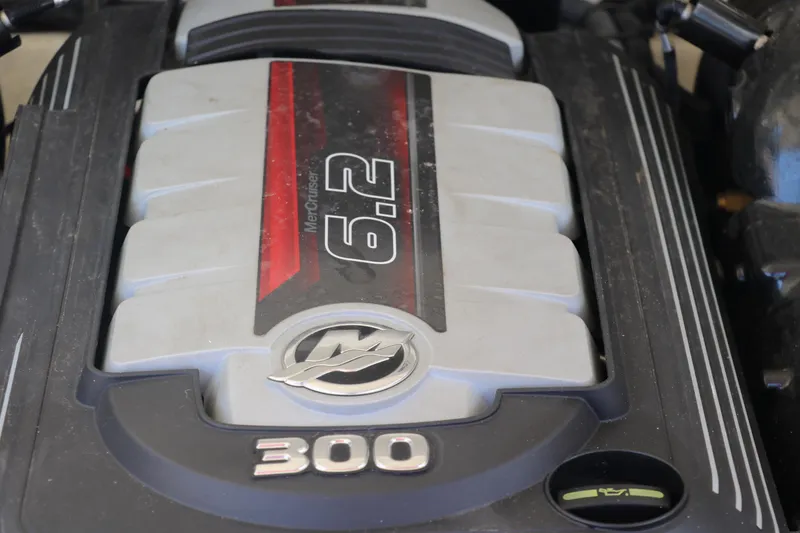 Slide: The Image of 2016 Chaparral 246 SSi engine, 6.2L, 300 horsepower, close-up view. - 44