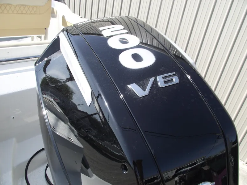 Slide: The Image of Outboard motor on 2025 Bayliner Trophy T22SC, featuring 200 V6 engine. - 5