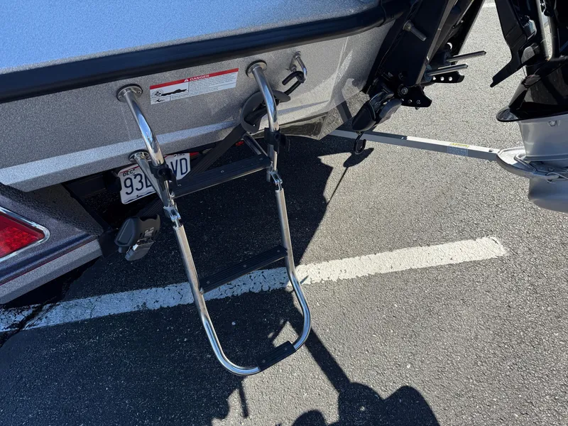 Slide: The Image of 2022 Ranger Z518 boat with a foldable ladder on a sunny day. - 23