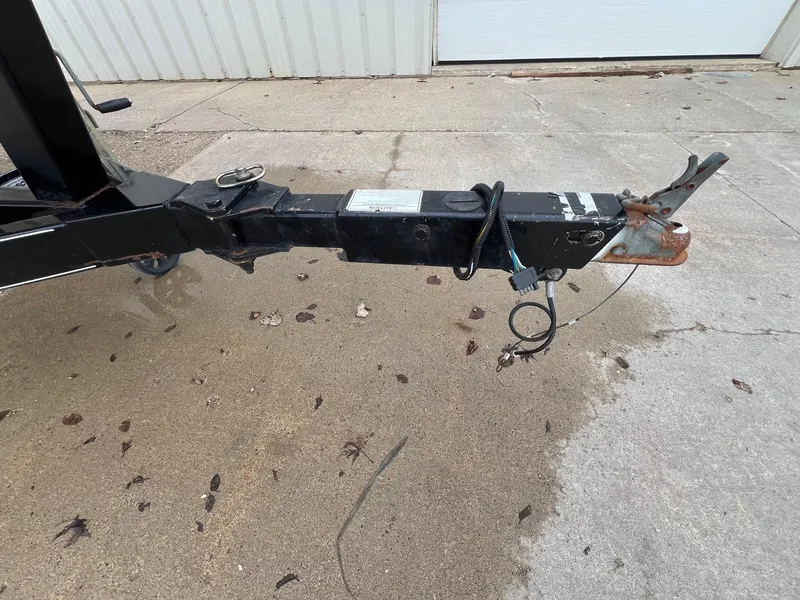 Slide: The Image of Trailer hitch of a 2007 Yamaha Boats SX210 on concrete surface. - 30