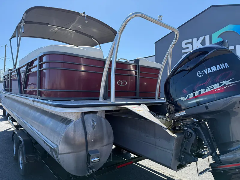 Slide: The Image of 2021 Veranda Relax VR22RC pontoon boat with Yamaha VMAX outboard motor. - 9