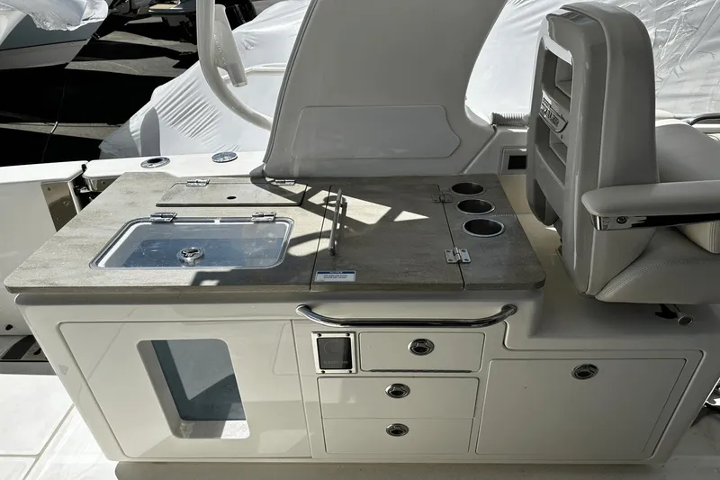 Slide: The Image of Boston Whaler 380 Realm 2021 - 17