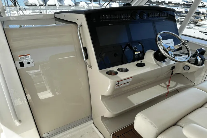 Slide: The Image of Boston Whaler 380 Realm 2021 - 29