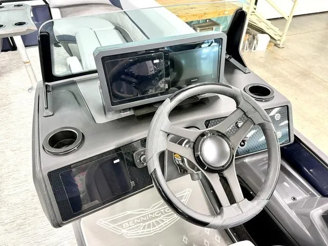 Slide: The Image of Bennington M Swingback 24 MSB 2025 - 8