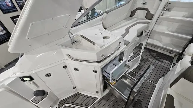Slide: The Image of Monterey 295 Sport Yacht 2020 - 15