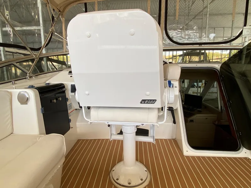 Slide: The Image of Pilot seat in 2008 Meridian 490 Pilot House yacht interior. - 45