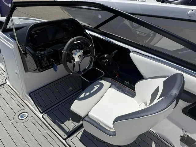 Slide: The Image of Yamaha 195S 2023 - 10