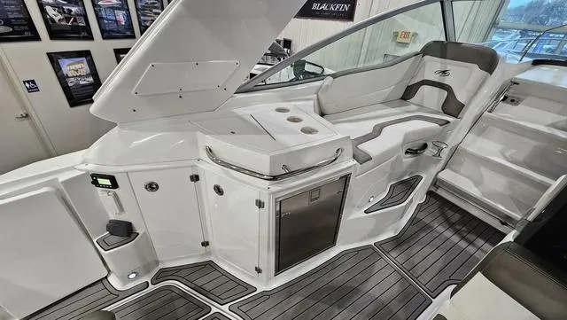 Slide: The Image of Monterey 295 Sport Yacht 2020 - 14