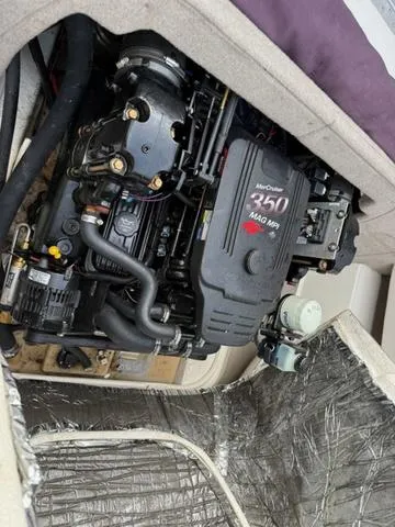 Slide: The Image of Engine compartment of a 2000 Maxum 2100SR with MerCruiser 350 MAG MPI engine. - 7