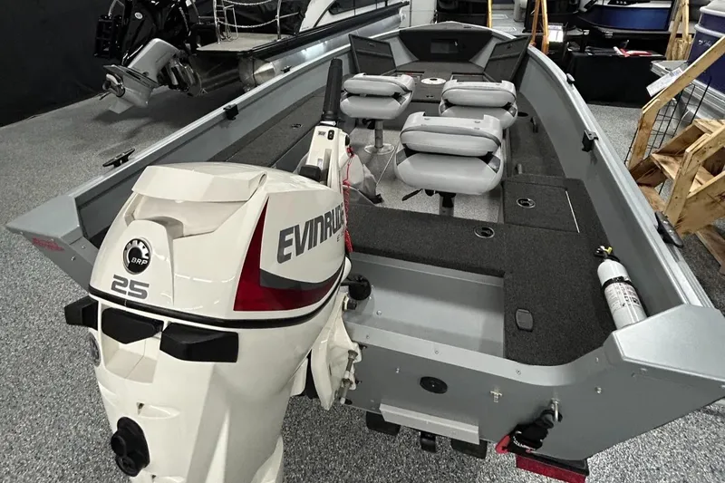 Slide: The Image of Alumacraft Escape 145 2016 - 8