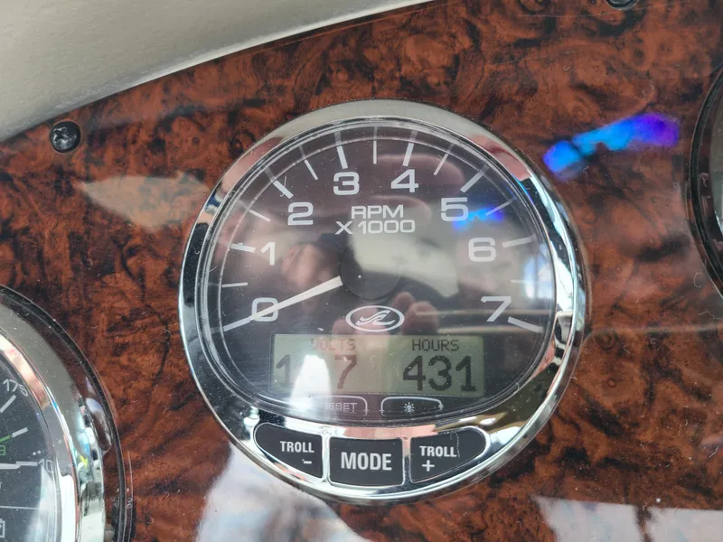 Slide: The Image of Tachometer of 2006 Sea Ray 290 Sun Sport showing 431 hours. - 30
