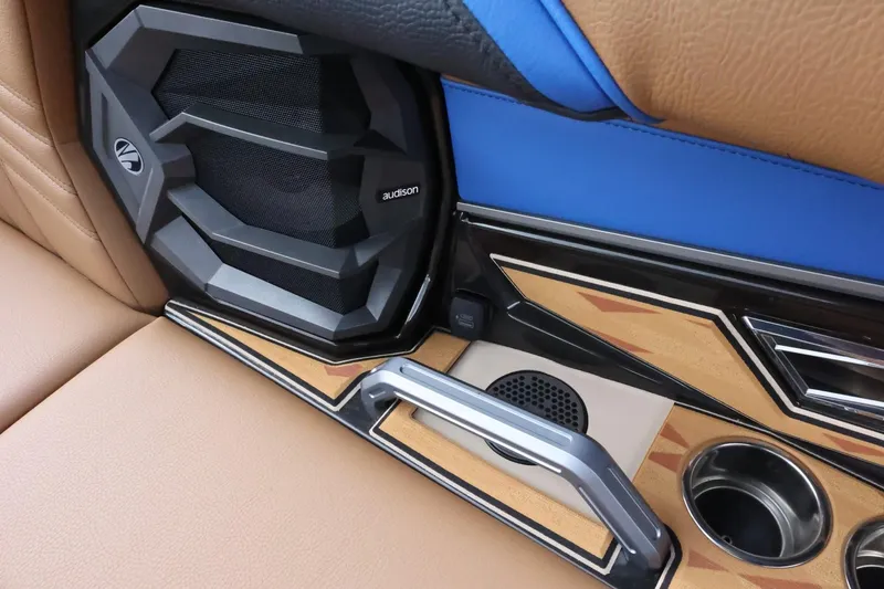 Slide: The Image of Tigé Ultré 25ZX 2025 - 50