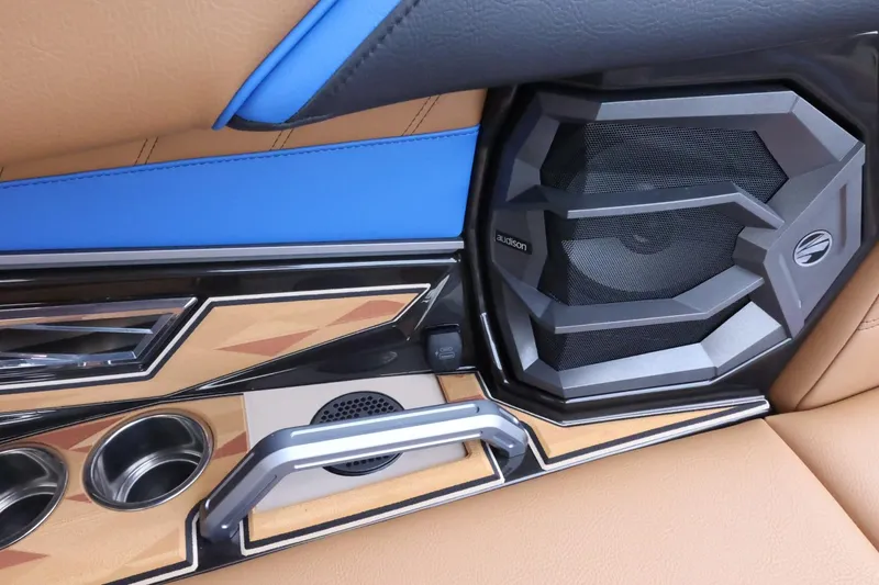 Slide: The Image of Tigé Ultré 25ZX 2025 - 51