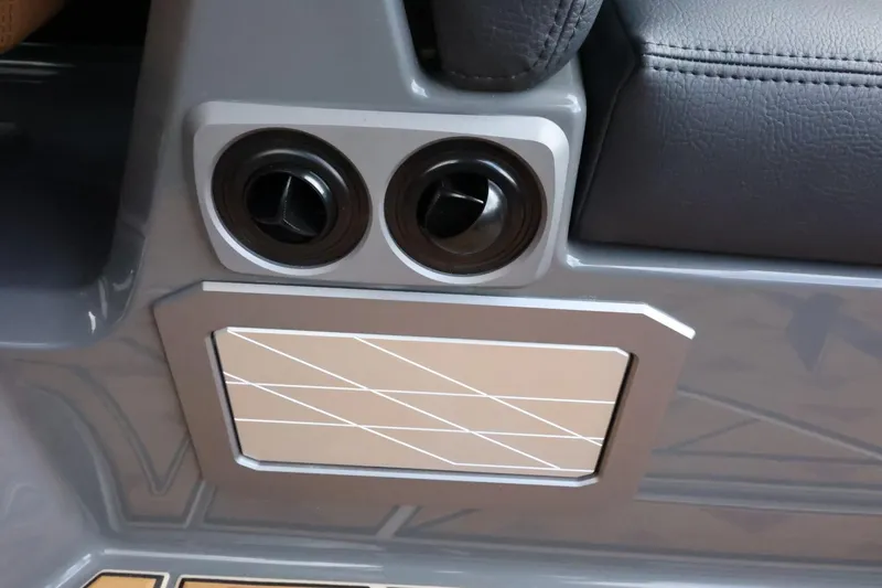 Slide: The Image of Tigé Ultré 25ZX 2025 - 52