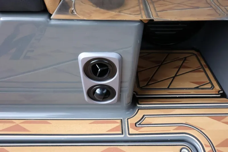 Slide: The Image of Tigé Ultré 25ZX 2025 - 53