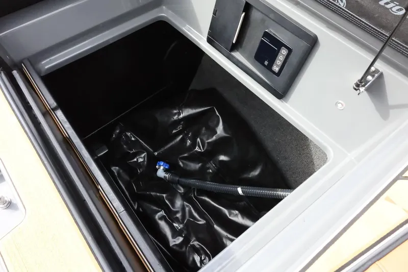 Slide: The Image of Tigé Ultré 25ZX 2025 - 65