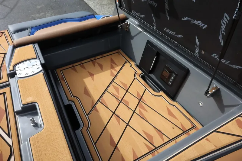 Slide: The Image of Tigé Ultré 25ZX 2025 - 66