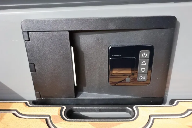 Slide: The Image of Tigé Ultré 25ZX 2025 - 67