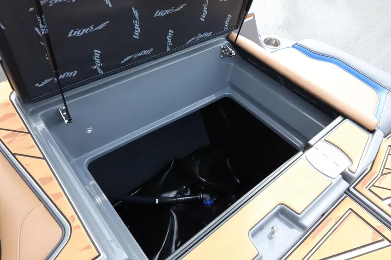 Slide: The Image of Tigé Ultré 25ZX 2025 - 69