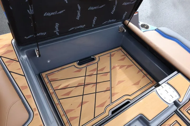 Slide: The Image of Tigé Ultré 25ZX 2025 - 70