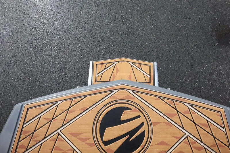 Slide: The Image of Tigé Ultré 25ZX 2025 - 75