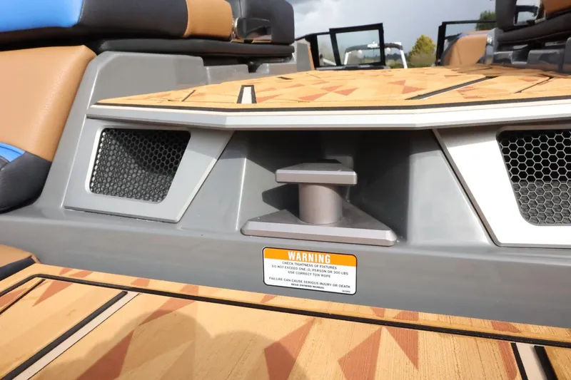 Slide: The Image of Tigé Ultré 25ZX 2025 - 76