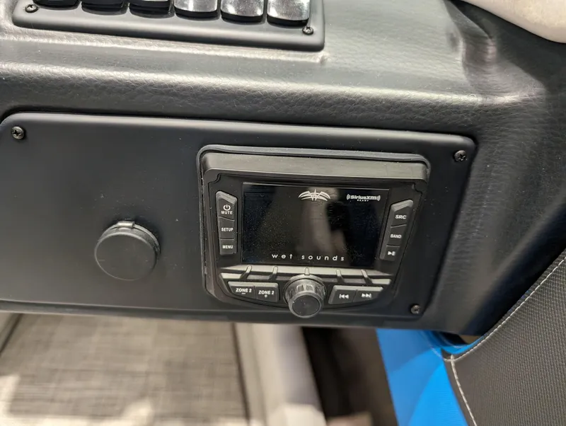 Slide: The Image of Crownline Boats 210SS 2024 - 4