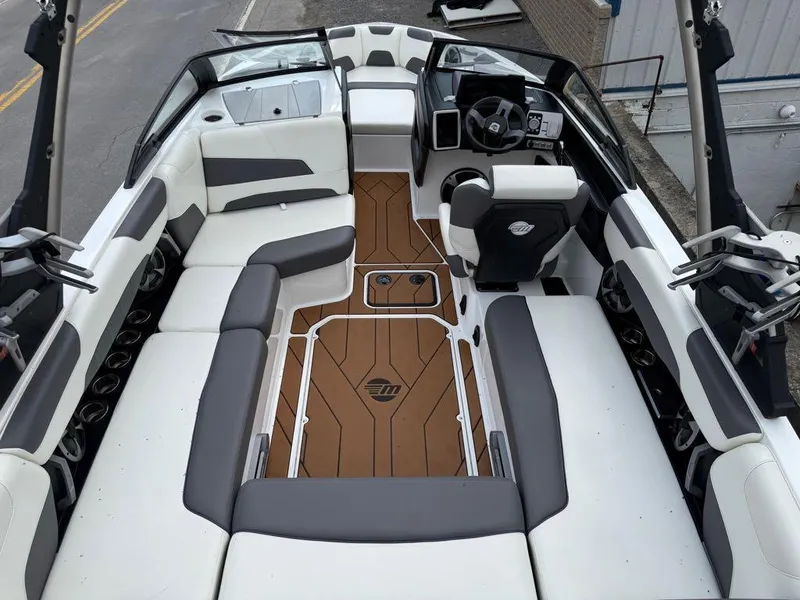 Slide: The Image of Malibu Wakesetter 22 LSV 2021 - 10