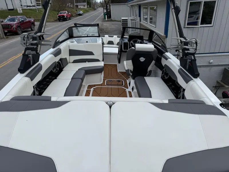 Slide: The Image of Malibu Wakesetter 22 LSV 2021 - 13