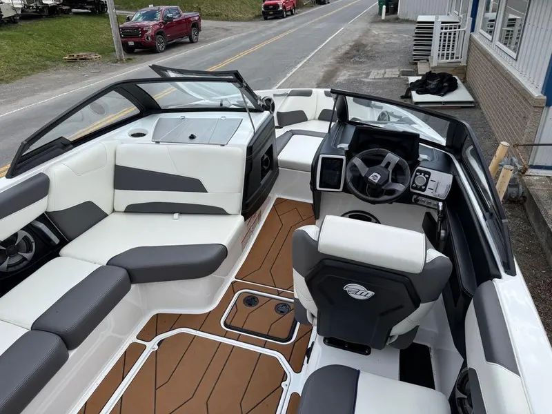 Slide: The Image of Malibu Wakesetter 22 LSV 2021 - 5