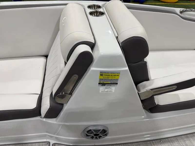 Slide: The Image of Crownline Boats E210 XS 2024 - 19