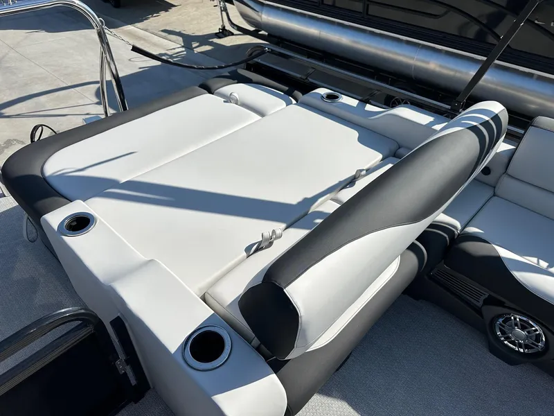 Slide: The Image of Avalon 23' LSZ Platinum Versatile Rear Bench w/ 200HP! 2025 - 15