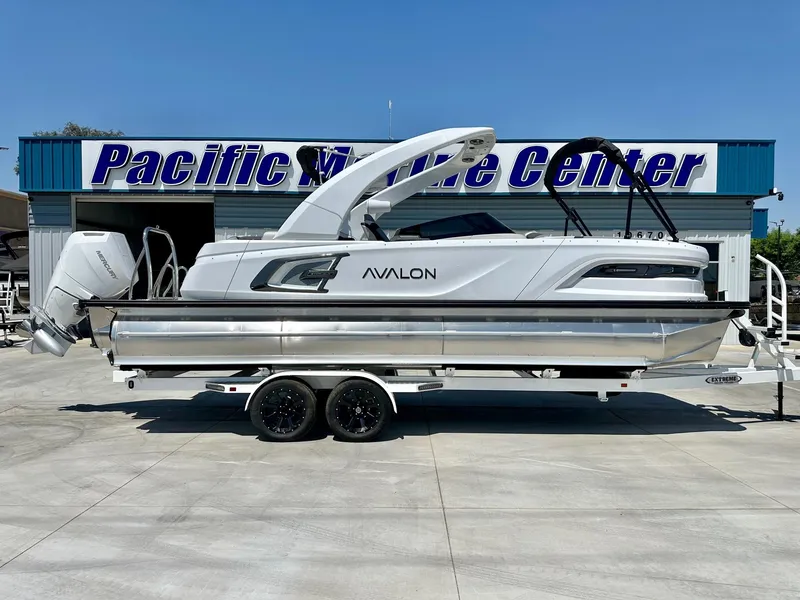 The Image of Avalon 25' Carbon Series Excalibur Elite Windshield w/ 400HP V10! 2025 - 1