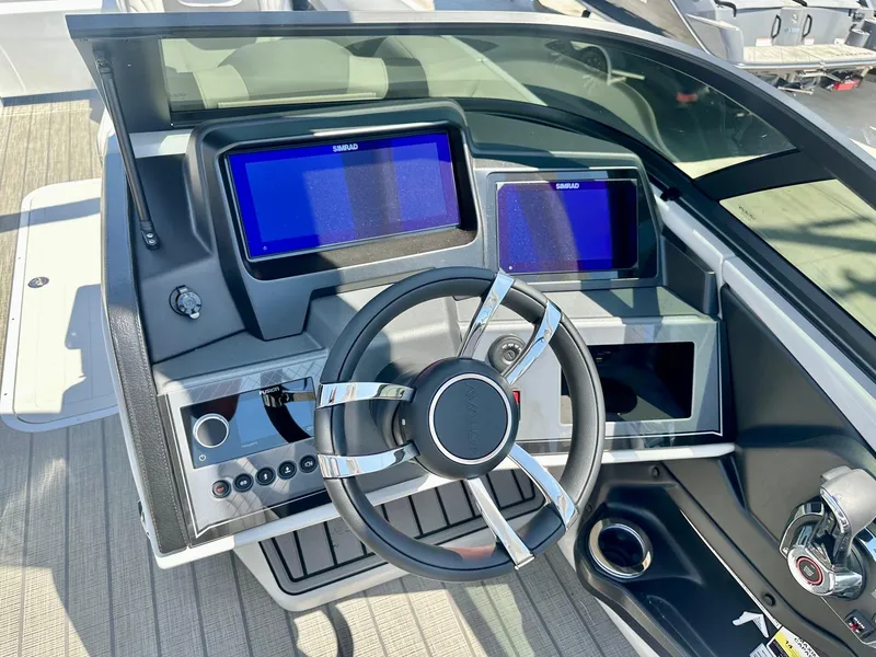 Slide: The Image of Avalon 25' Carbon Series Excalibur Elite Windshield w/ 400HP V10! 2025 - 10