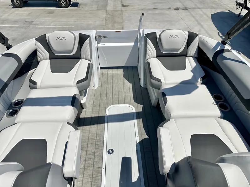 Slide: The Image of Avalon 25' Carbon Series Excalibur Elite Windshield w/ 400HP V10! 2025 - 11