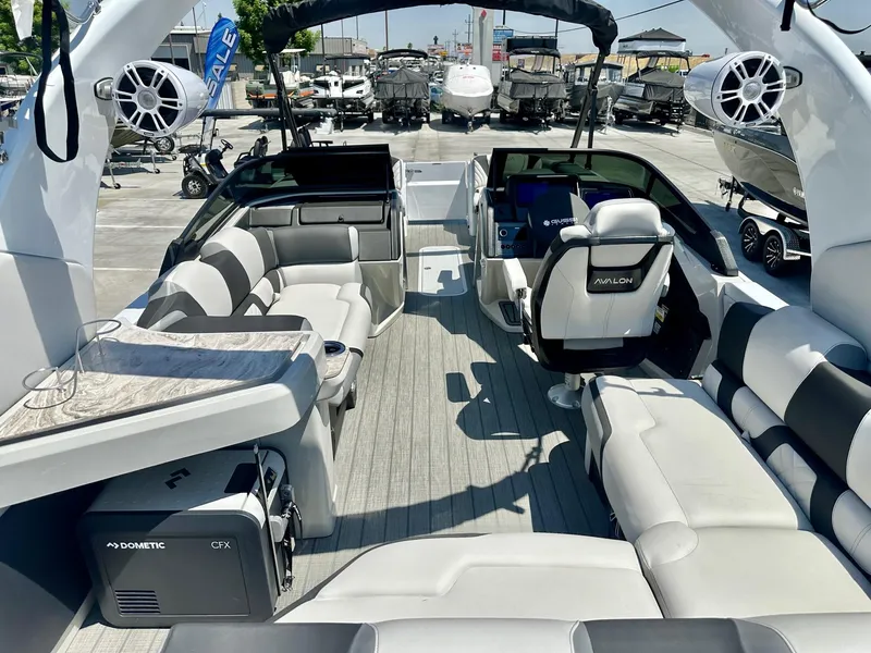 Slide: The Image of Avalon 25' Carbon Series Excalibur Elite Windshield w/ 400HP V10! 2025 - 13