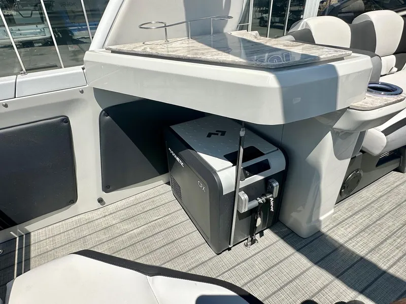 Slide: The Image of Avalon 25' Carbon Series Excalibur Elite Windshield w/ 400HP V10! 2025 - 14