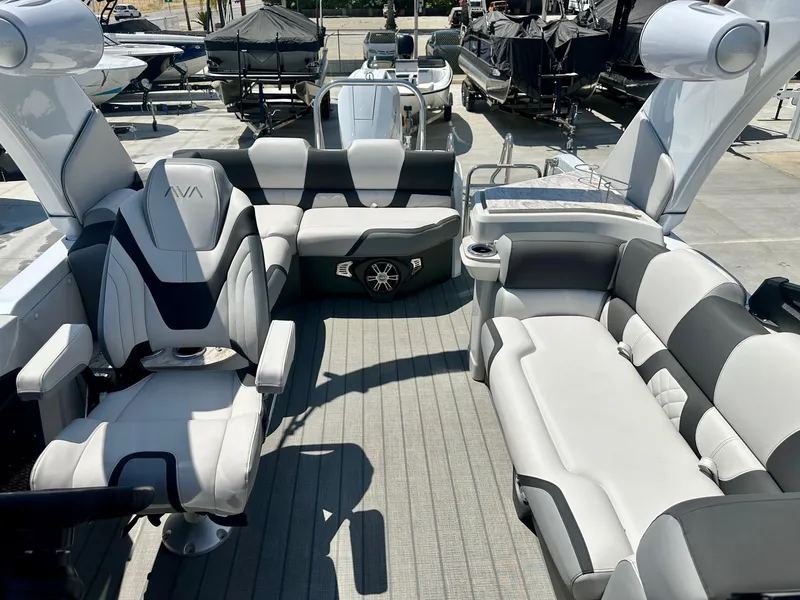 Slide: The Image of Avalon 25' Carbon Series Excalibur Elite Windshield w/ 400HP V10! 2025 - 5