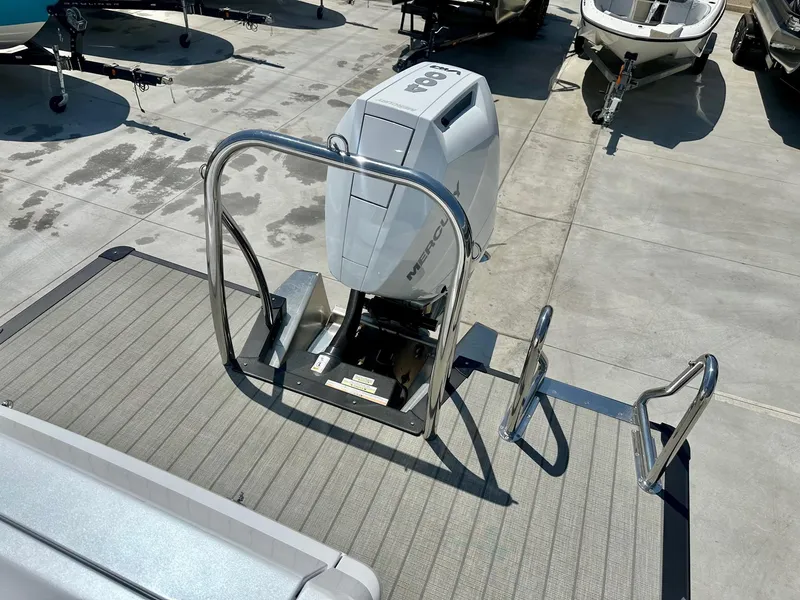 Slide: The Image of Avalon 25' Carbon Series Excalibur Elite Windshield w/ 400HP V10! 2025 - 6