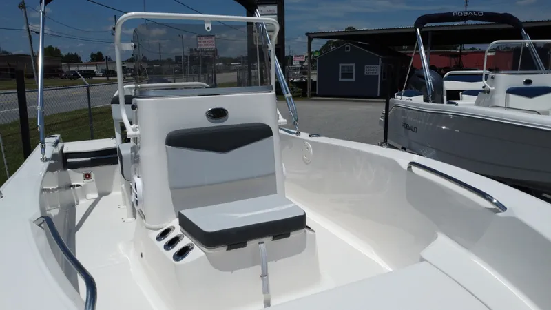 Slide: The Image of Robalo R160 Center Console 2025 - 12