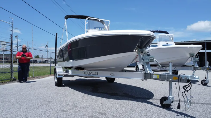 Slide: The Image of Robalo R160 Center Console 2025 - 7