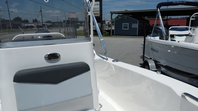 Slide: The Image of Robalo R160 Center Console 2025 - 8