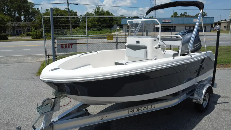 Slide: The Image of Robalo R160 Center Console 2025 - 9