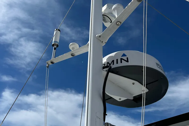 Slide: The Image of Radar equipment on a 2006 Beneteau 42 Swift Trawler against a blue sky. - 20
