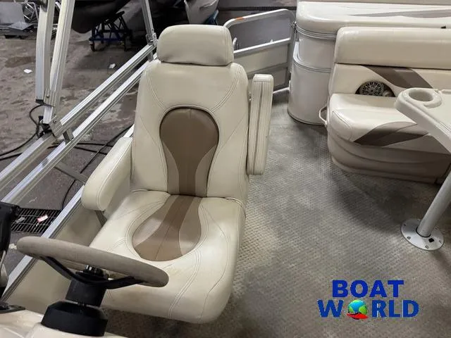 Slide: The Image of Captain's chair on 2008 SunChaser 8522 pontoon boat, beige upholstery, Boat World logo visible. - 19