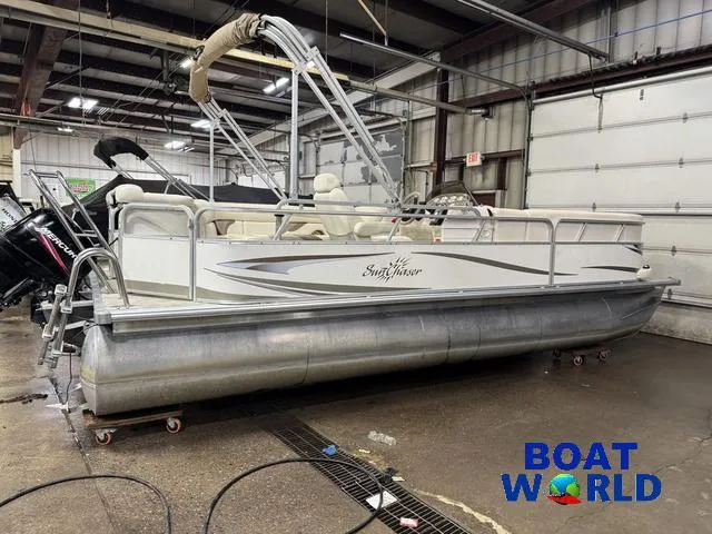 Slide: The Image of 2008 SunChaser 8522 pontoon boat in indoor storage at Boat World. - 29